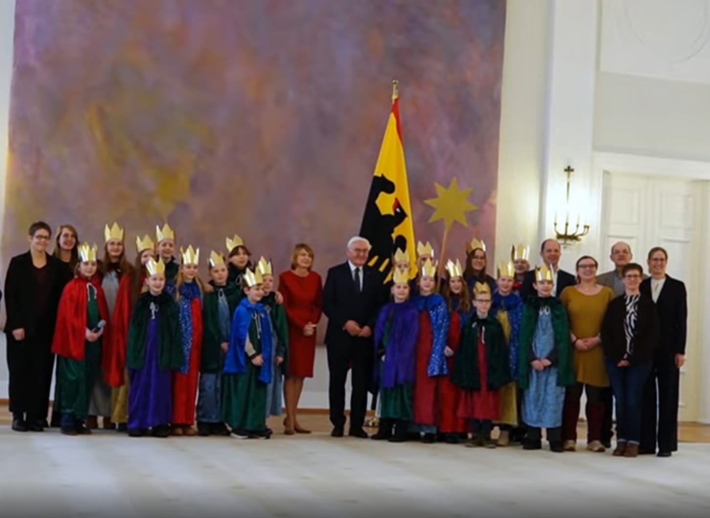 Bundespräsident Frank Steinmeier mit der gesamten Sternsingerdeligation