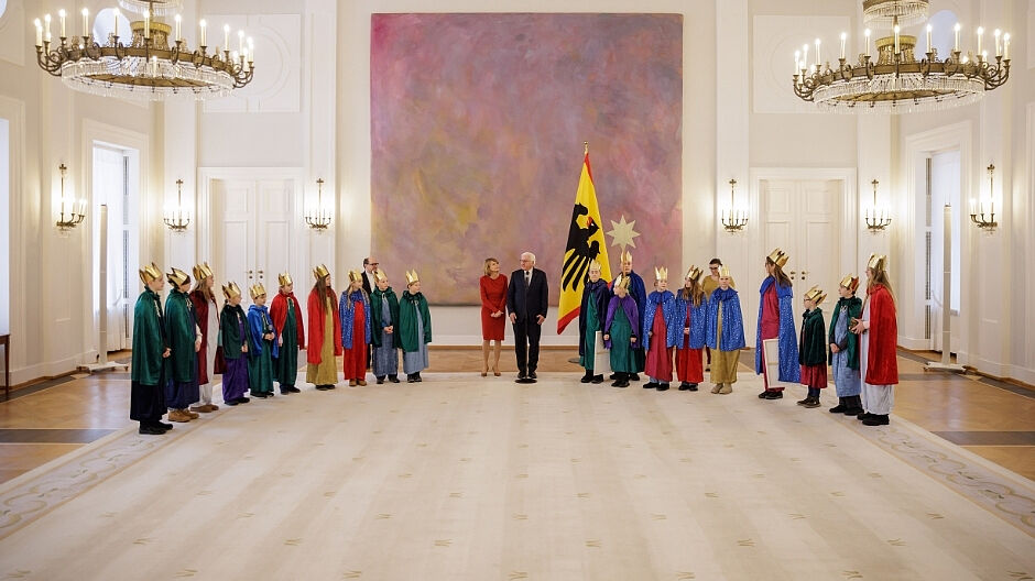 Gruppenbild mit dem Bundespräsidenten und seiner Frau Elke Büdenbender