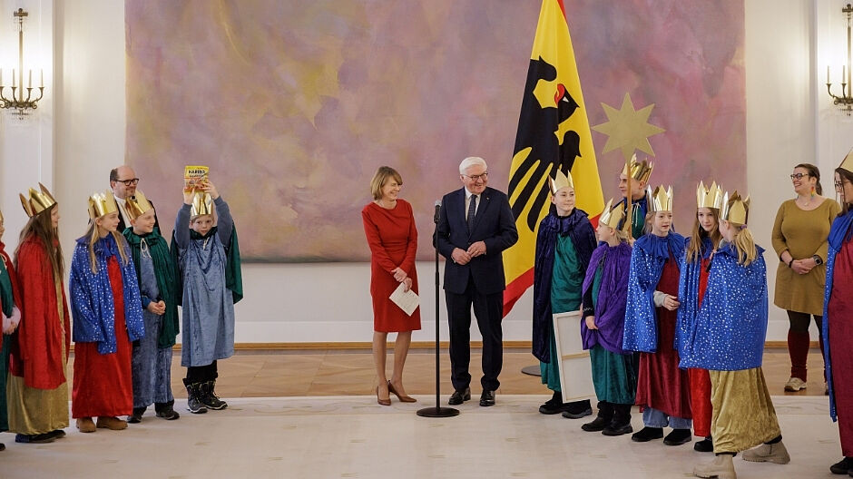 Die Sternsinger stellen das Stermsingen in Aplereck vor