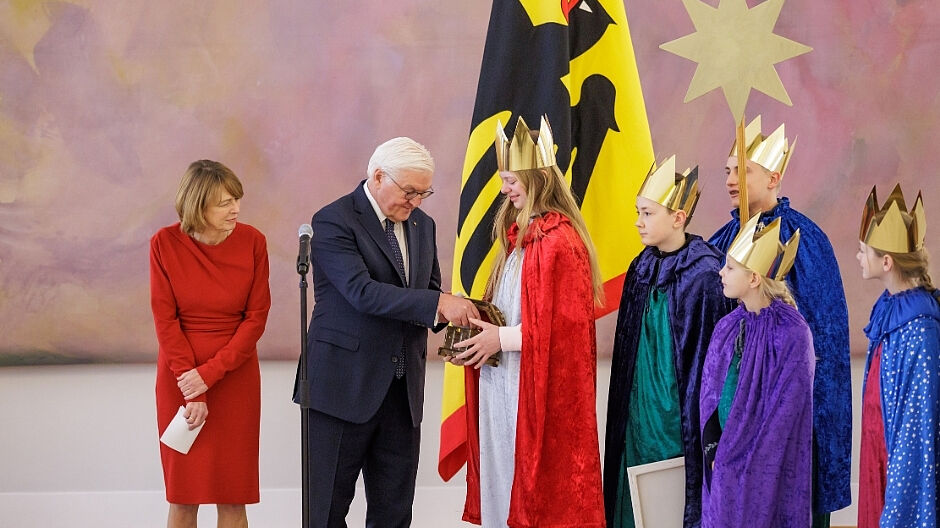 Laura nimmt die Spende des Bundespräsidenten an